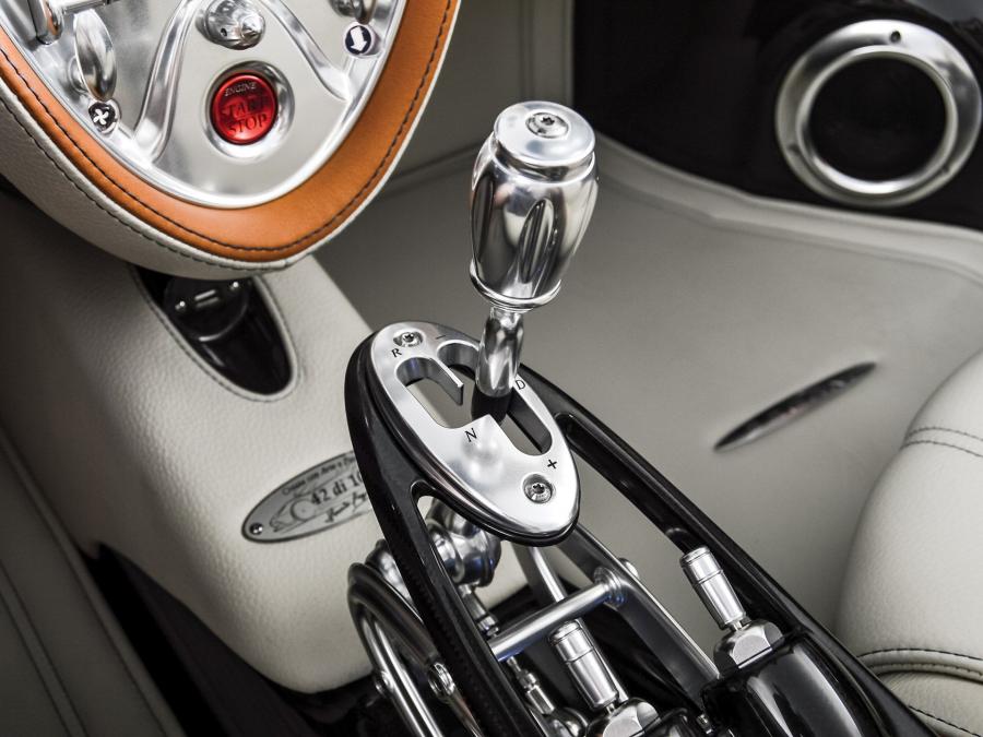 Детали интерьера Pagani Huayra Roadster (42 of 100) 2018 года  (фото 14 из 37)
